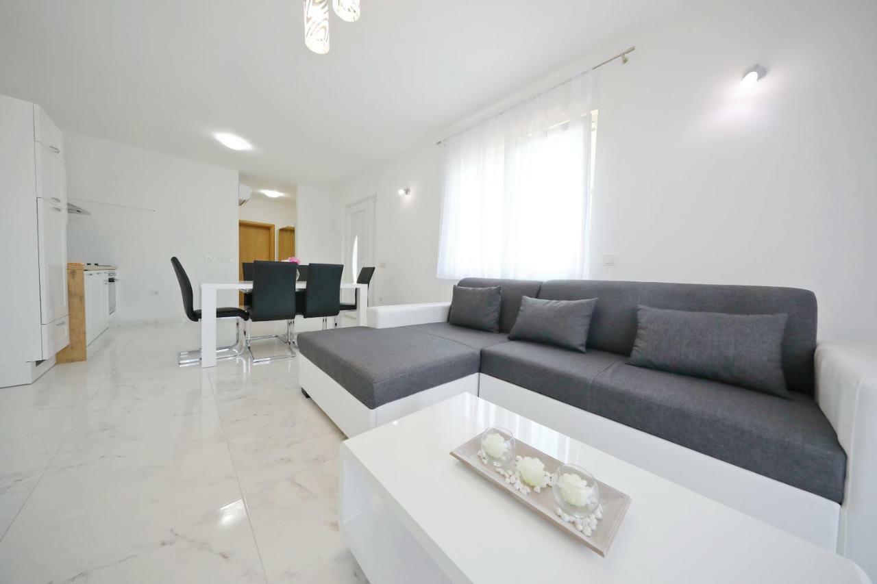 Apartmani Vlado Mitar Sukošan Exterior foto