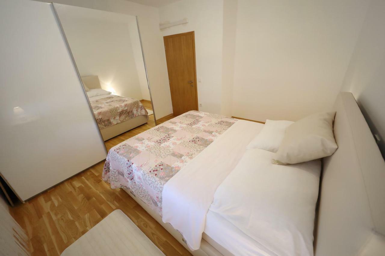 Apartmani Vlado Mitar Sukošan Exterior foto